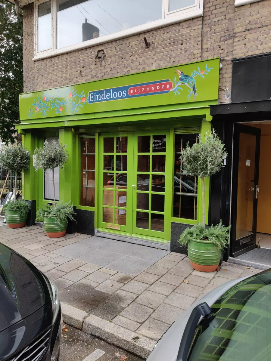 Kunstige fullcolor gevelbelettering voor Eindeloos Bijzonder Het zusje van Eindeloos Bloemen aan de Spiegelstraat in Bussum